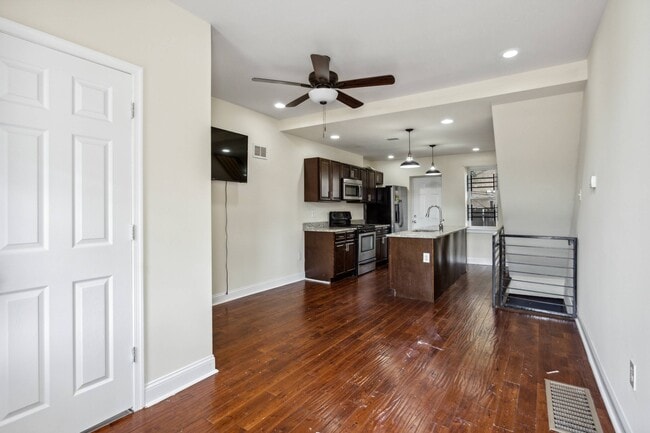 Primary Photo - 2003 N Cleveland St