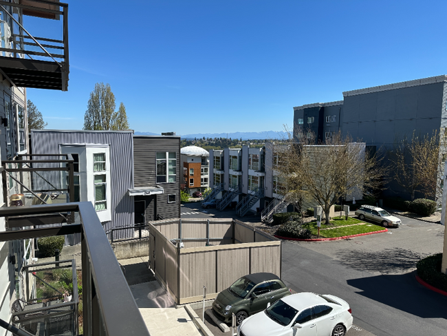 Building Photo - 2330 Yakima Ct