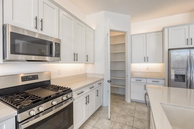 Building Photo - 8723 W Vista Ave