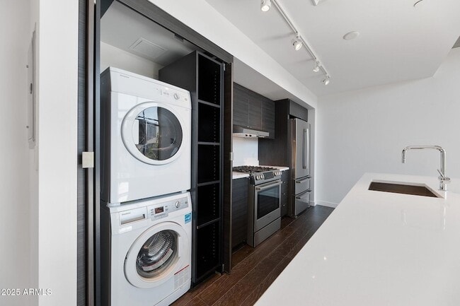 Building Photo - 100 W Portland St