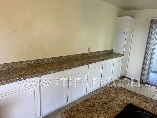 Building Photo - 270 Country Club Dr