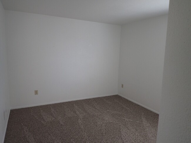 Building Photo - 4 Bedroom