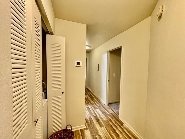 Building Photo - Charming 2 Bed, 2 Bath Condo in Gated Dock...