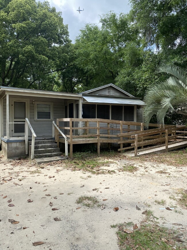 Building Photo - Spacious 3 bedroom 1 Bathroom Home! Over 1300 Sq Ft!