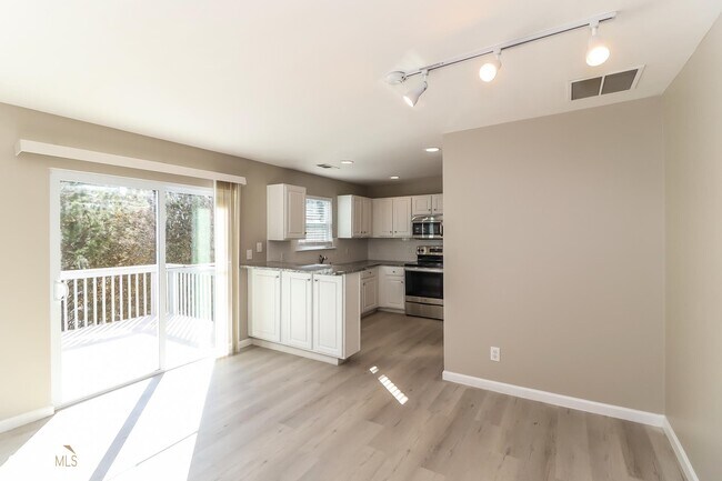 Building Photo - 252 Carrington Way