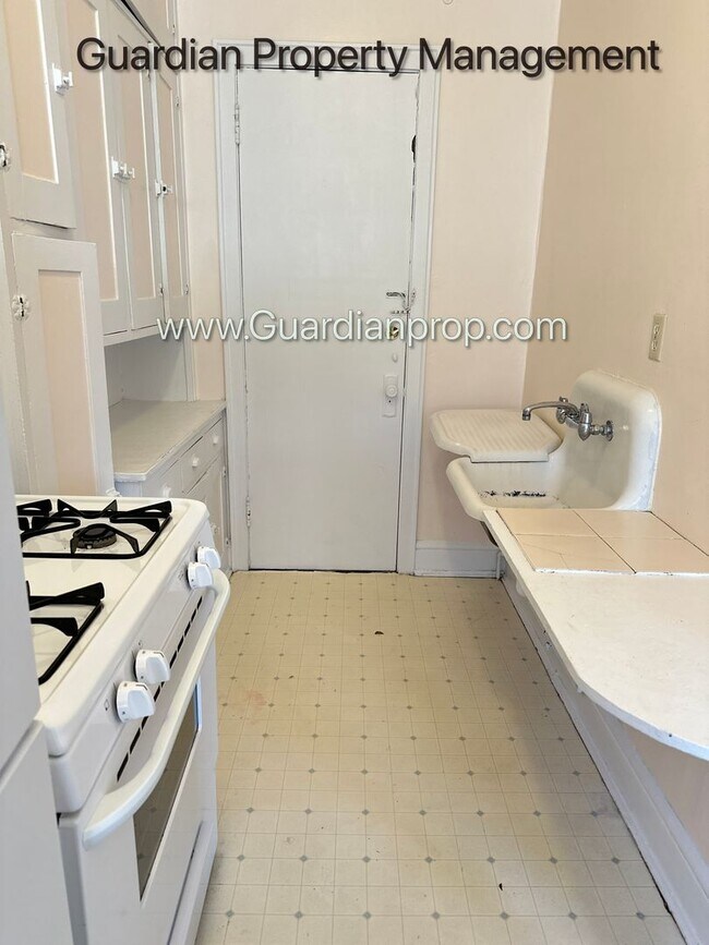 Building Photo - Top Floor Studio Lakes Uptown Apartment, Blocks from Both Lakes, Hardwood Floors, One Month Free