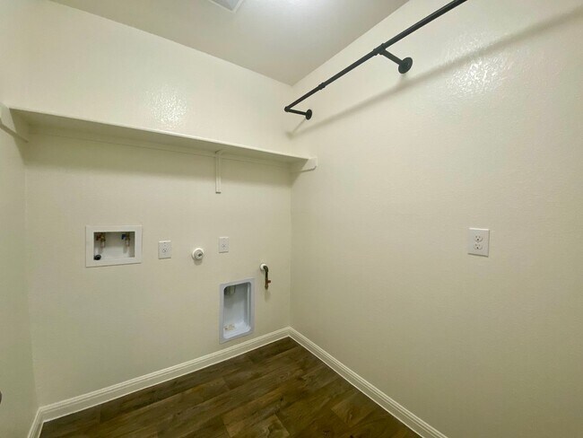 Building Photo - Updated Home in Pioneer Crossing! Available for July!