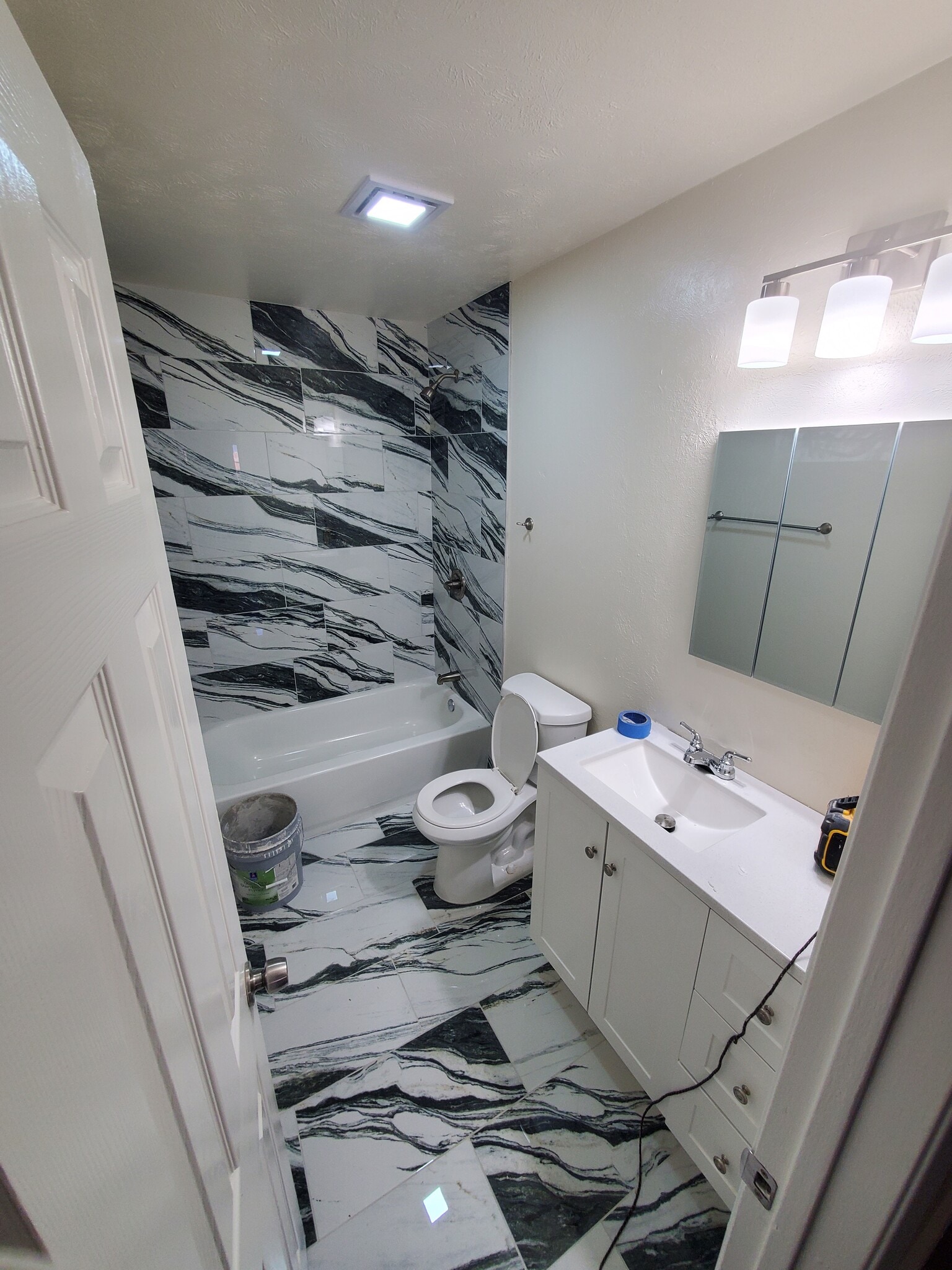 hall bath - 6300 Pine St