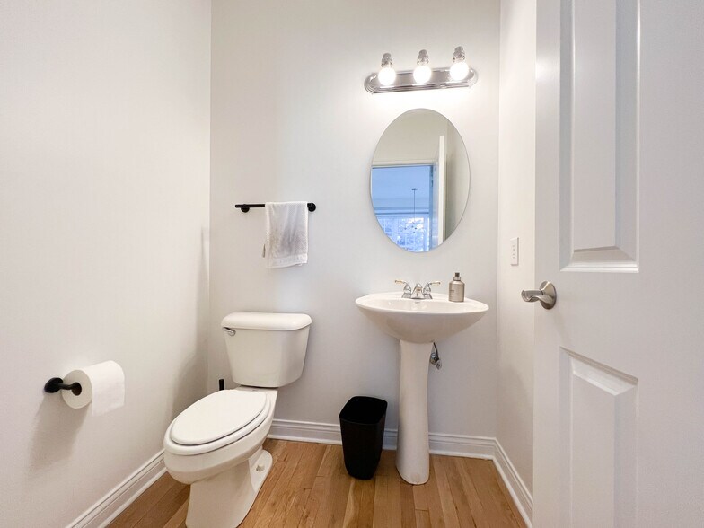 Building Photo - 8661 N Meridian St