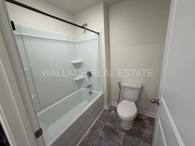 Building Photo - FIVE BEDROOM HOUSE IN FARRAGUT/HARDIN VALLEY AREA!!