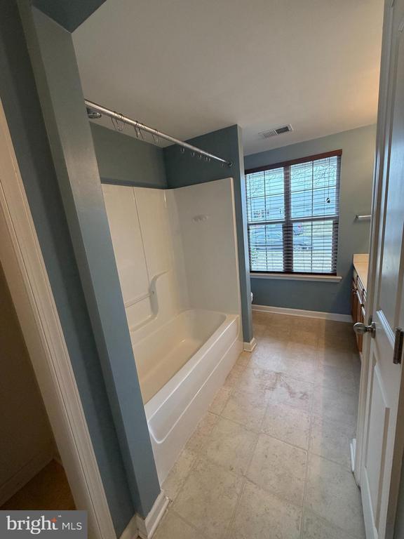 Building Photo - 2407 Saratoga Ave