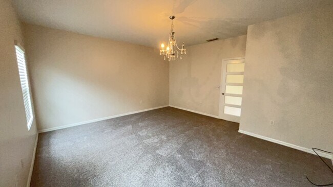 Building Photo - Great Home in Ellis Park. Sub Lease