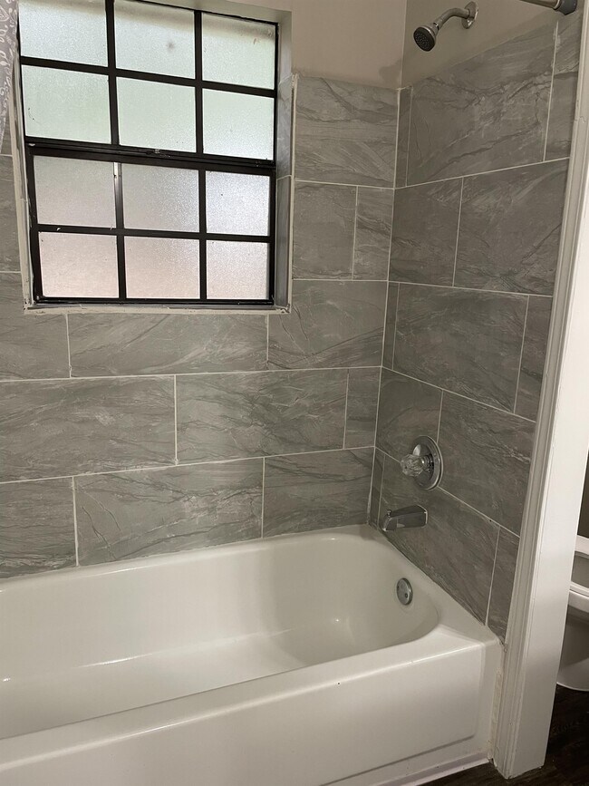 Building Photo - 1128 Verlington Dr