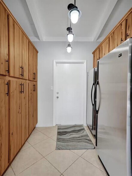 Building Photo - 2525 Gulfstream Ln