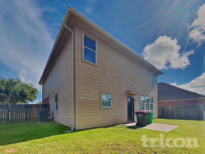 Building Photo - 1015 Blair Field Ln