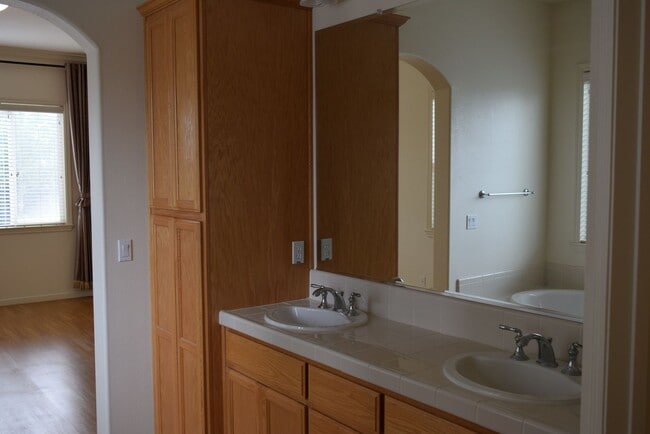 Building Photo - Coming Soon! Spacious Single-Story Home for Lease in Lathrop!