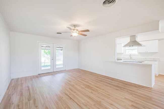 Building Photo - 802 Wright St