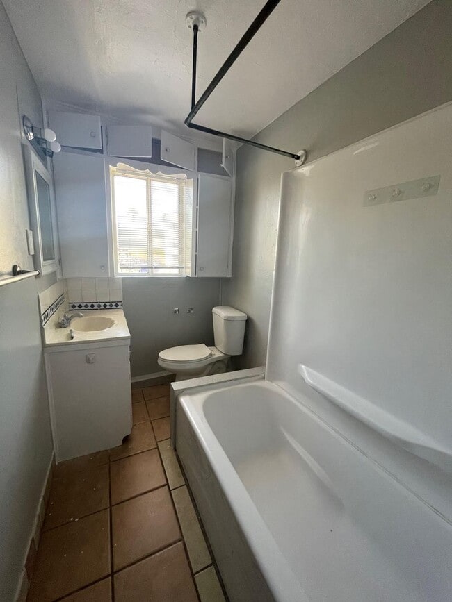 Building Photo - Waverly4433-1