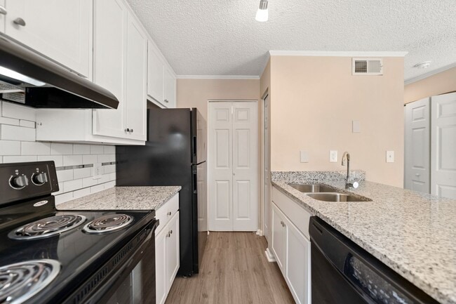 Building Photo - Charming End Unit Townhome near Downtown D...
