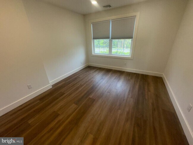 Building Photo - 1087 Mt Tom Rd