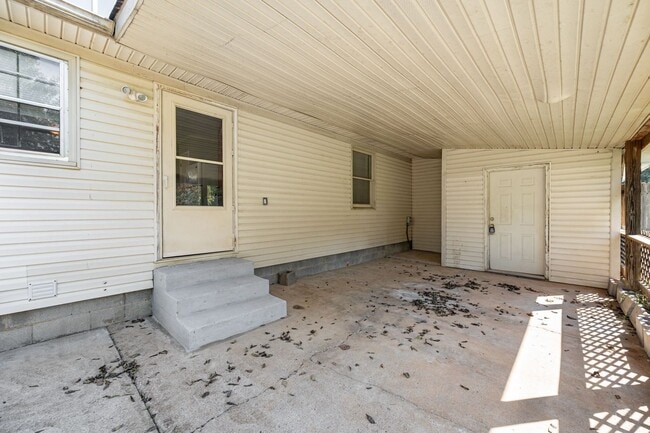Building Photo - 2 Bedroom 1 Bath located on Veterans Parkw...