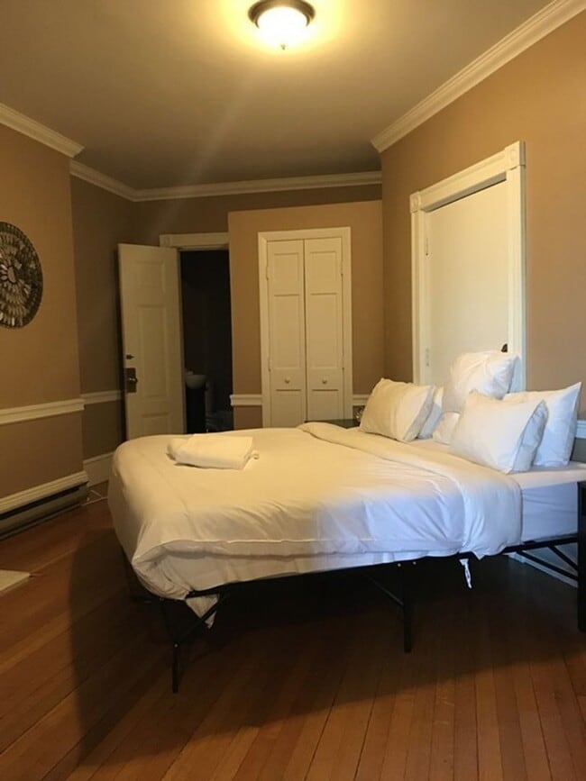 Building Photo - Modern Kenmore Brownstone