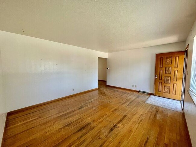 Building Photo - Spacious 3 Bedroom, 1.5 Bathroom Home in G...