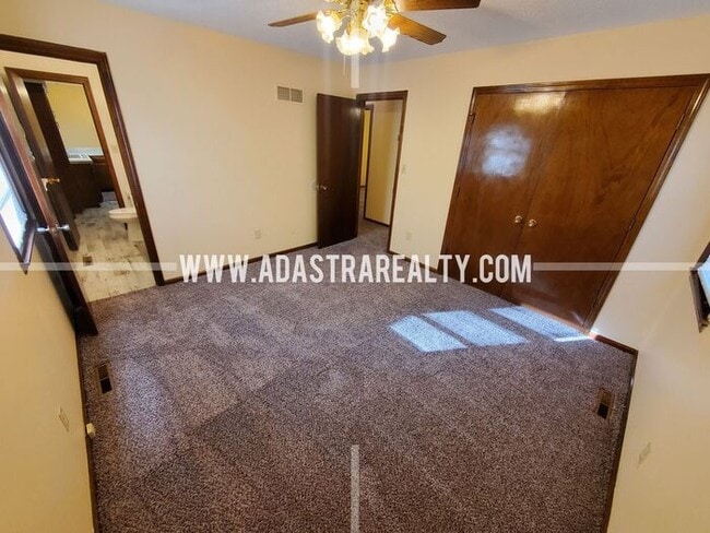 Building Photo - Very Nice Home in South KCMO-Available NOW!!