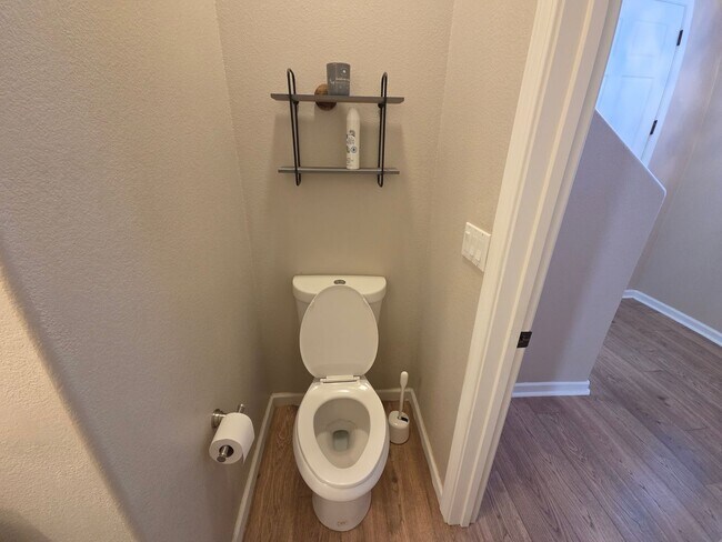 Building Photo - Gorgous 3 Bedroom 2/5 Bath home in HOA