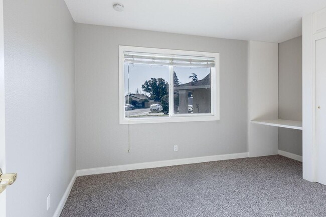 Building Photo - FOUR BEDROOM HOME ON A HUGE LOT SEE VIDEO