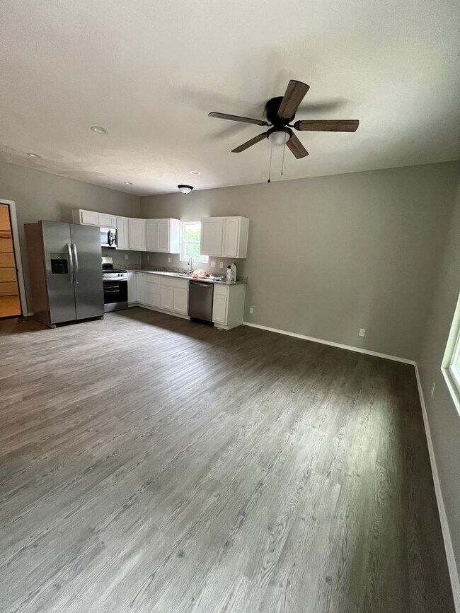 Building Photo - 4 bedroom 2 bath Bolivar MO
