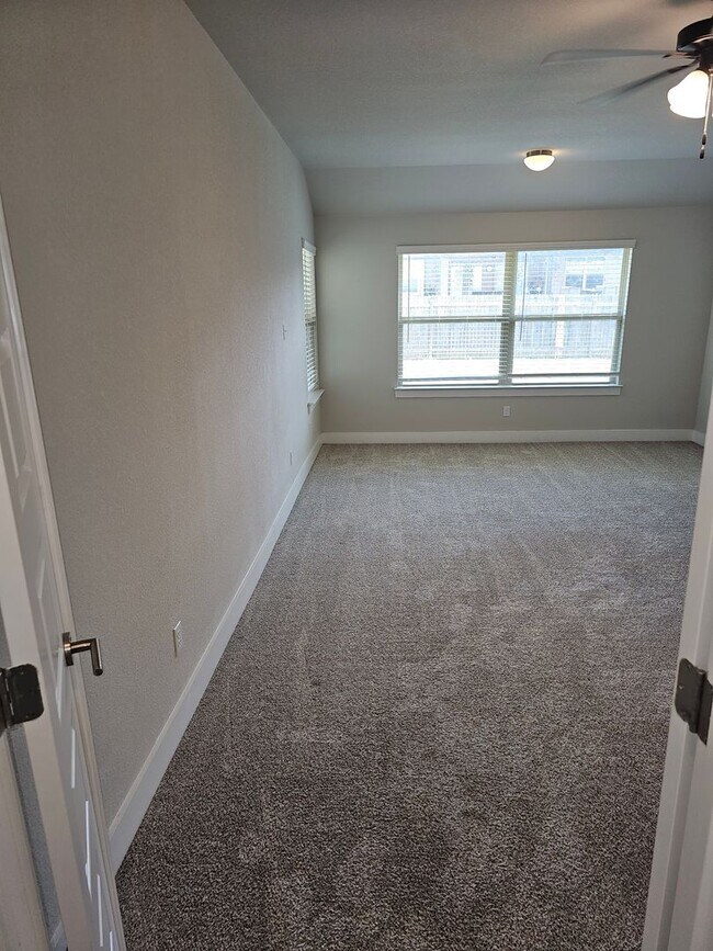 Building Photo - $500 discount for Lease signed in June!