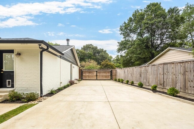 Building Photo - 1023 Greencliff Rd