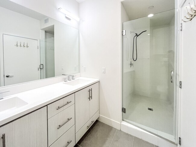 Building Photo - Spacious Light-Flooded 3-Story Silver Lake...