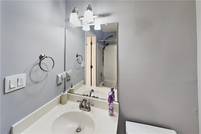 Building Photo - 3104 Pine Heights Dr NE