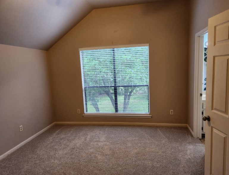 Building Photo - 305 Forest Dr