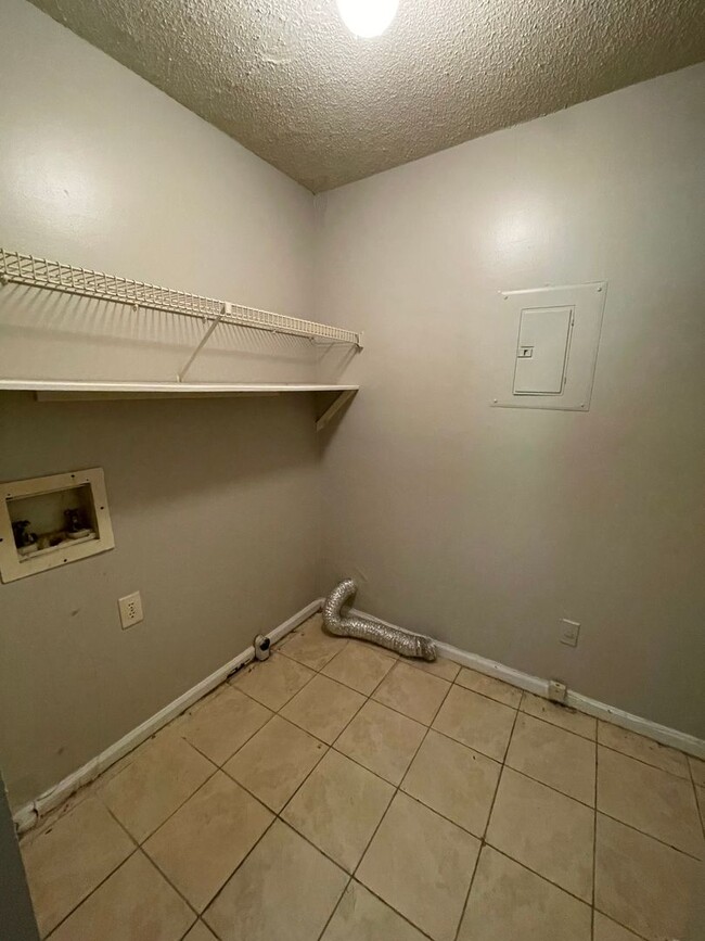 Building Photo - This Adorable 2 bedroom 2 bath duplex is l...