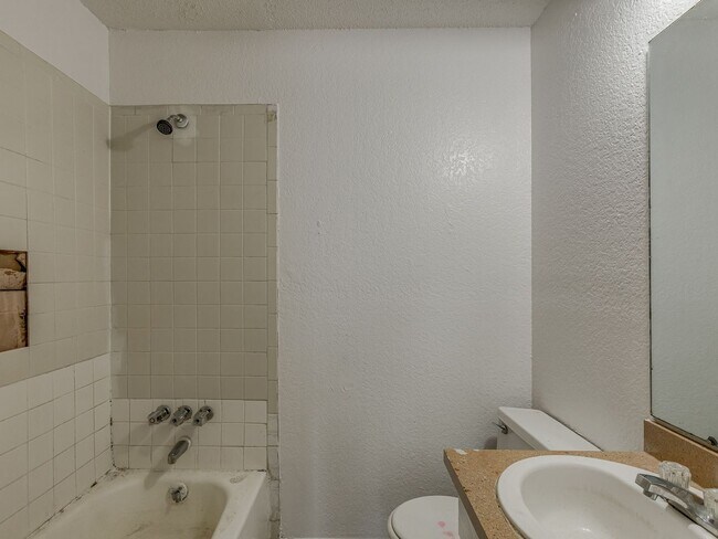 Building Photo - MOVE IN SPECIAL NO DEPOSIT IF LEASED BY JU...