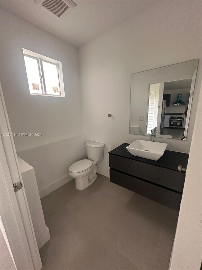 Building Photo - 532 NW 17th Ave