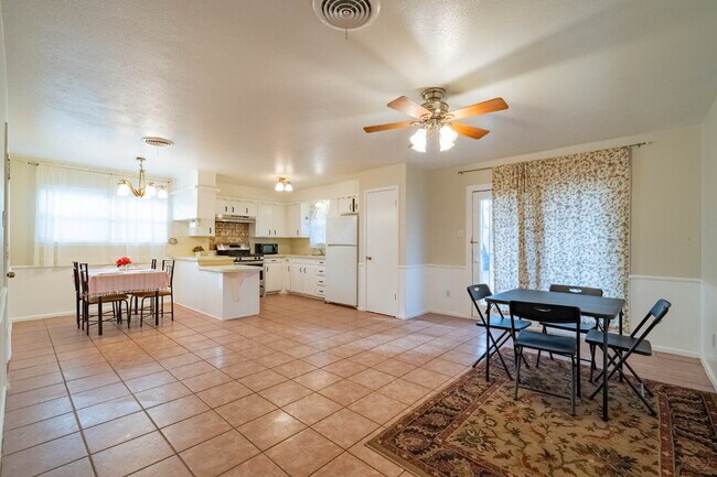 Building Photo - Vintage 3 Bedroom Home w/ Large Backyard