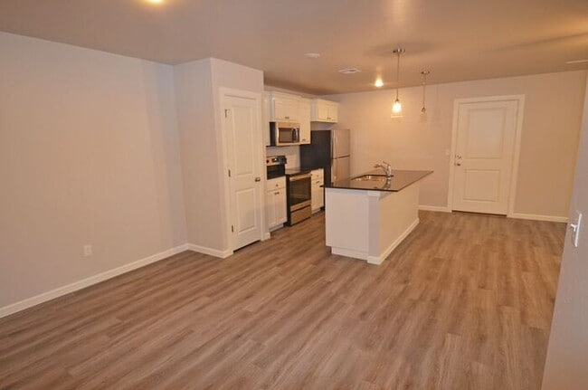 Building Photo - 3 Bed 2 Bath 2 Car Duplex in Chisholm Creek NW OKC