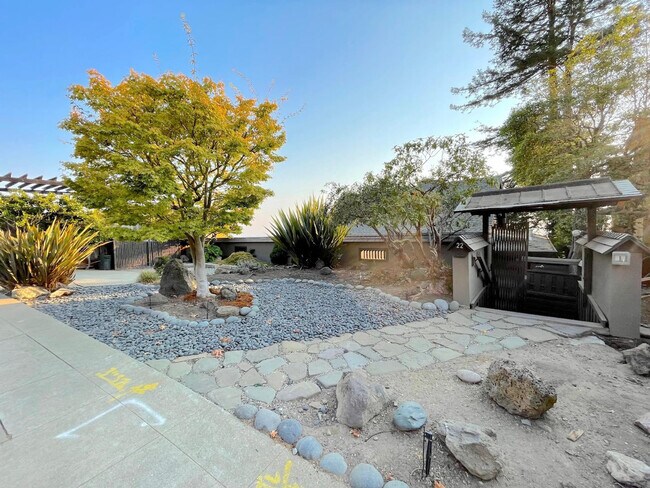 Building Photo - 22 Gravatt Dr