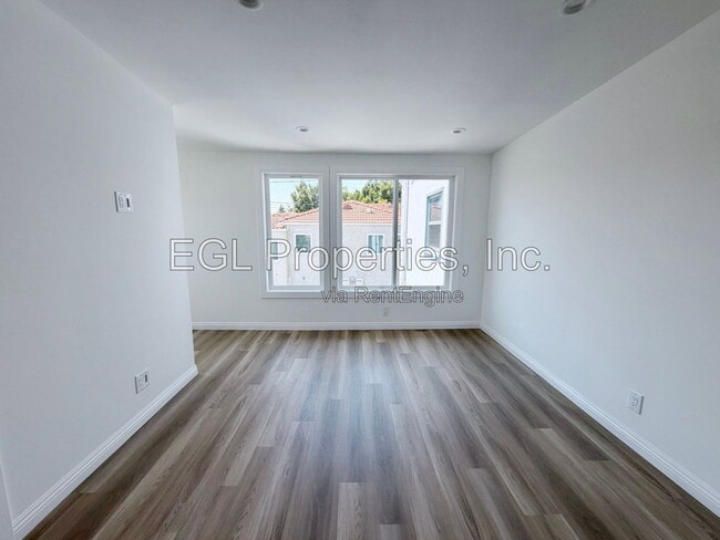 Building Photo - 848 S Detroit St