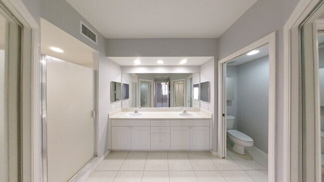 Building Photo - 1200 Country Club Dr