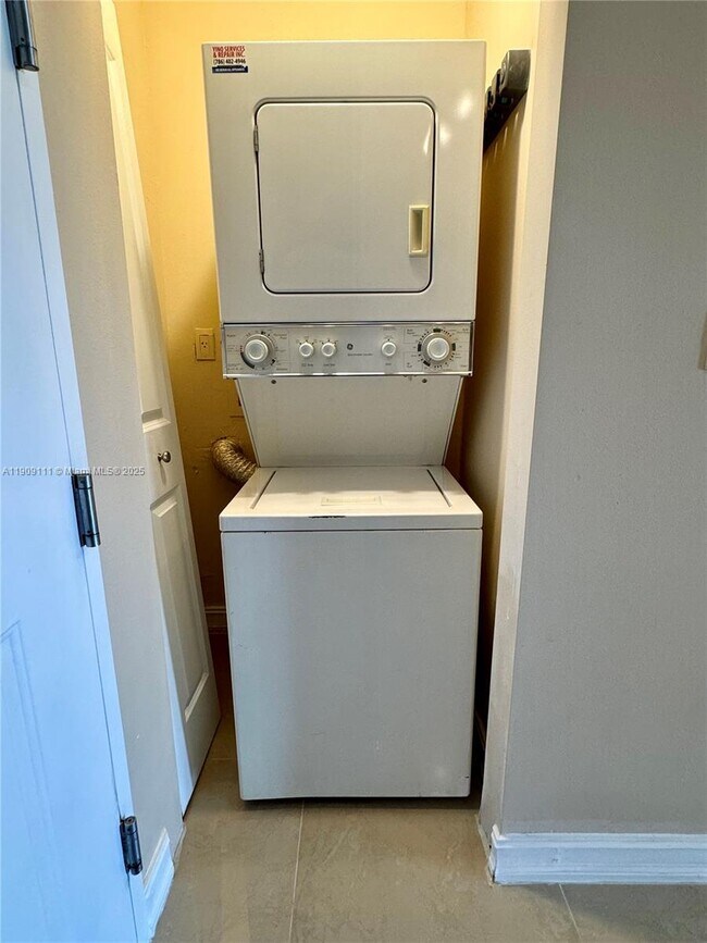 Building Photo - 3001 NE 185th St