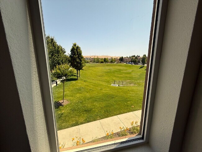 Building Photo - Beautiful Newer Built 3 Bed/2.5 Bath Detac...