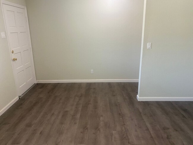 Building Photo - 3 bedroom 2 bathroom in Tulare!