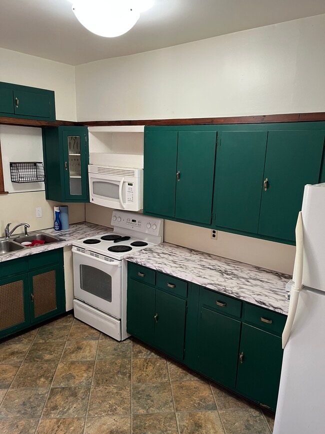 Building Photo - 816 W 9th St