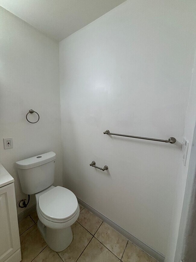 Building Photo - Beautiful Newly Renovated 1 Bedroom in Lon...