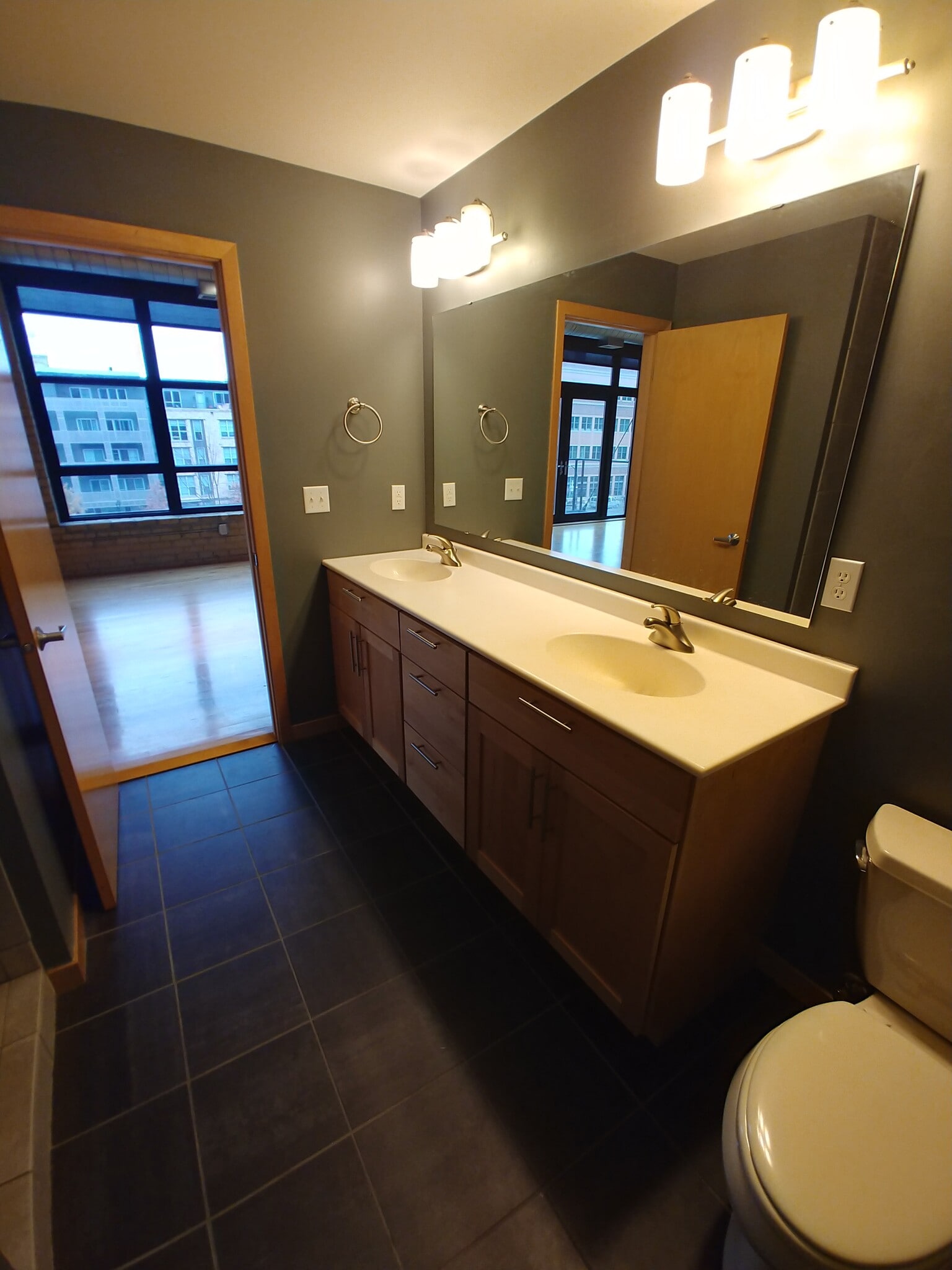 Spacious Bathroom - 607 Washington Ave S